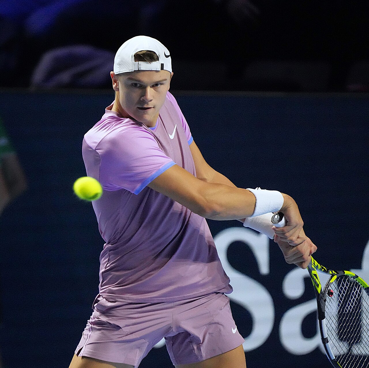 Holger Rune slår en baghånd under en tenniskamp