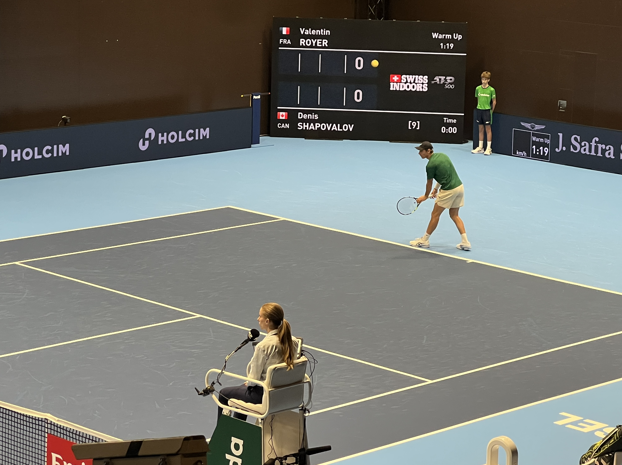 Valentin Royer server under en tenniskamp