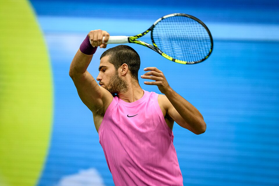 Carlos Alcaraz slår til bolden under US Open